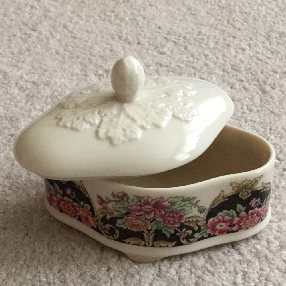 Lenox ring/jewelry container